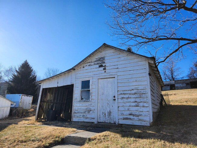 Building Photo - Large, Remodeled Single Family 4 BR House in Staunton