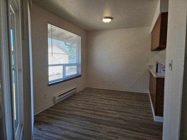 Building Photo - Upper Floor 2 Bedroom with Carport