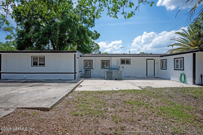 Building Photo - 2565 Burlingame Dr W
