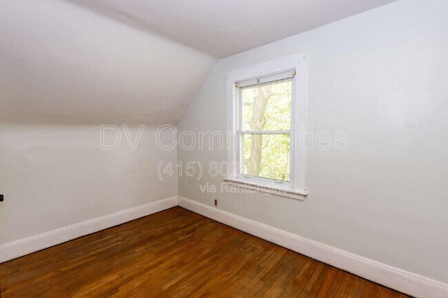 Building Photo - 1584 Maple Rd