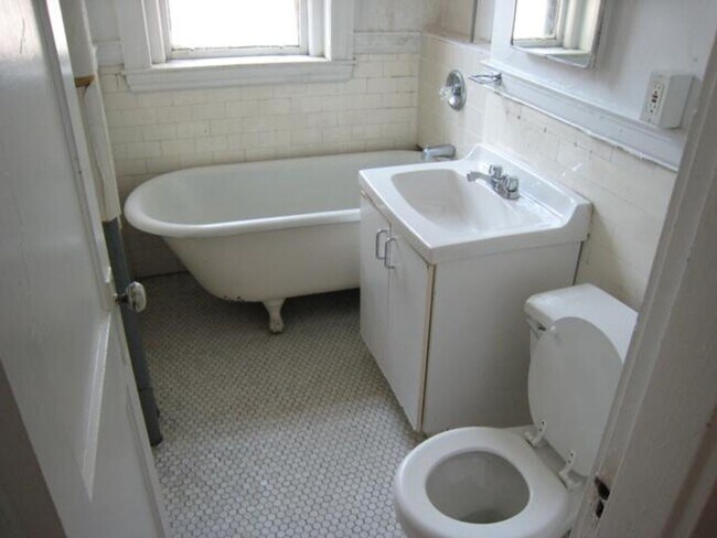 Building Photo - $2,110 Brighton Studio | Short distance to Green Line | Budget-Friendly Brighton Living