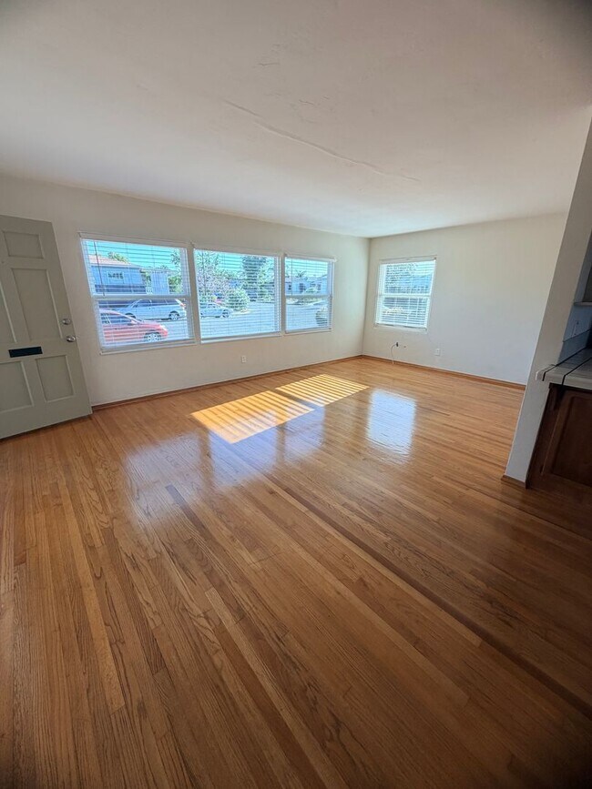 Building Photo - Lovely 2 bedroom with attached Garage