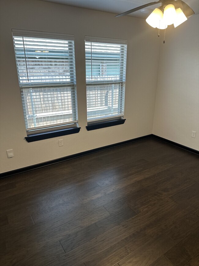 Building Photo - 2229 Roca Dr