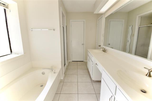 Building Photo - 6119 Kingswood Dr