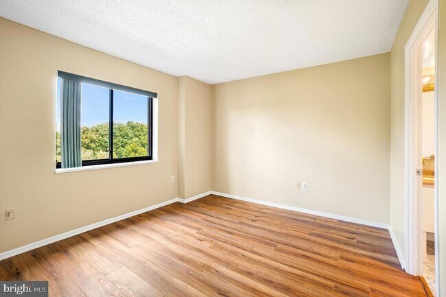 Building Photo - 15101 Interlachen Dr