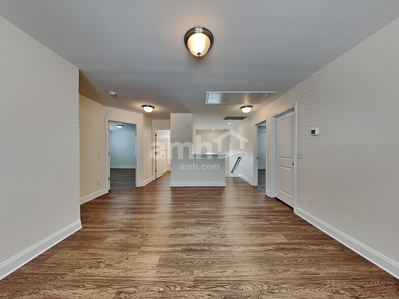 Building Photo - 215 Dogwood Cir