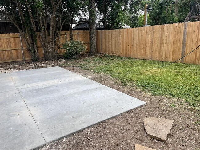 Building Photo - 4412 Bellvue Ave