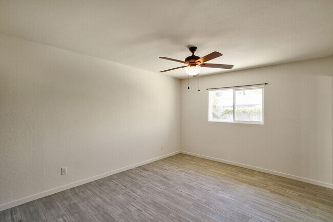 Building Photo - Huge Yard backing the 60.  5 Bed 3 Bath house at ASU