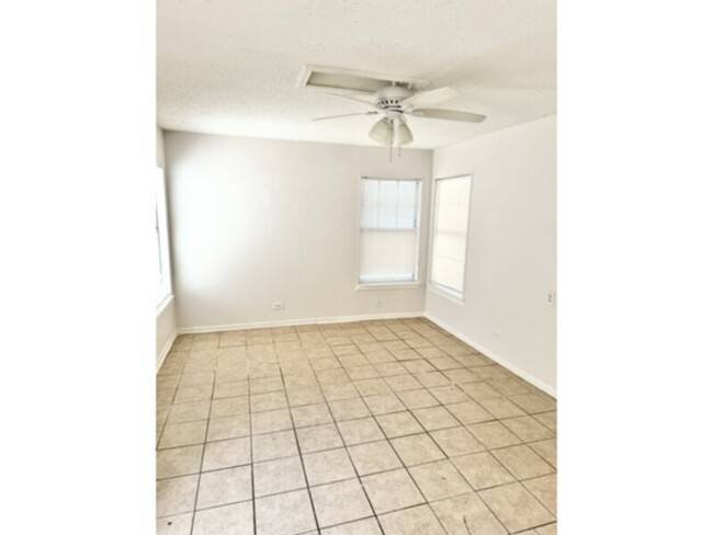 Building Photo - 1 BEDROOM**** 1 BATH**** DUPLEX*****