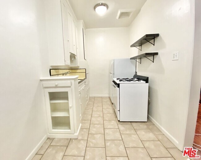 Building Photo - 608 S Dunsmuir Ave
