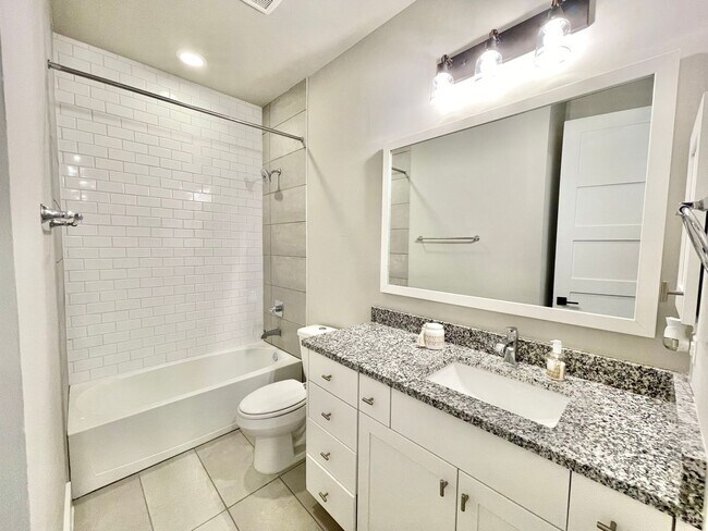 Building Photo - 311 E Evergreen St