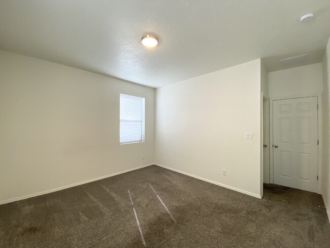 Building Photo - MUST SEE 3BR/2Bath