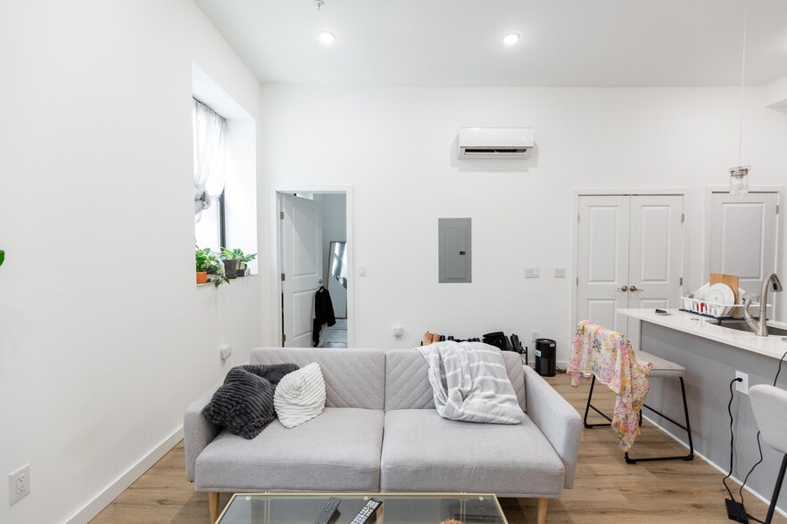 Building Photo - 3945 Lancaster Ave