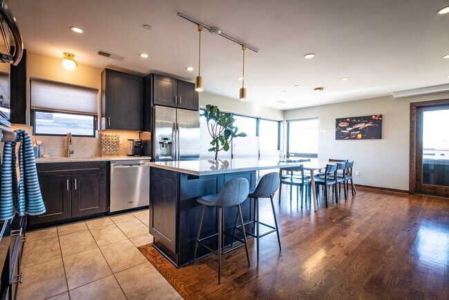 Building Photo - 4 bed / 4.5 bath flat in South Plaza overlooking UMKC and Brookside Blvd