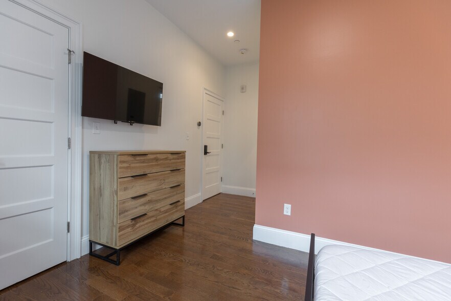 Building Photo - 121 Centre St