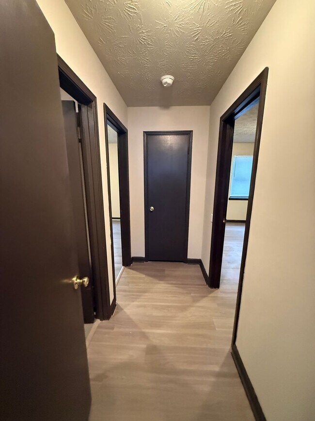 Building Photo - 210/212 Nicole Cir