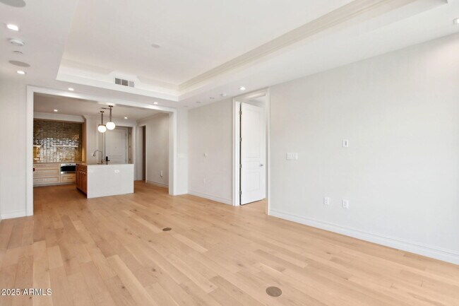 Building Photo - 4240 E Camelback Rd