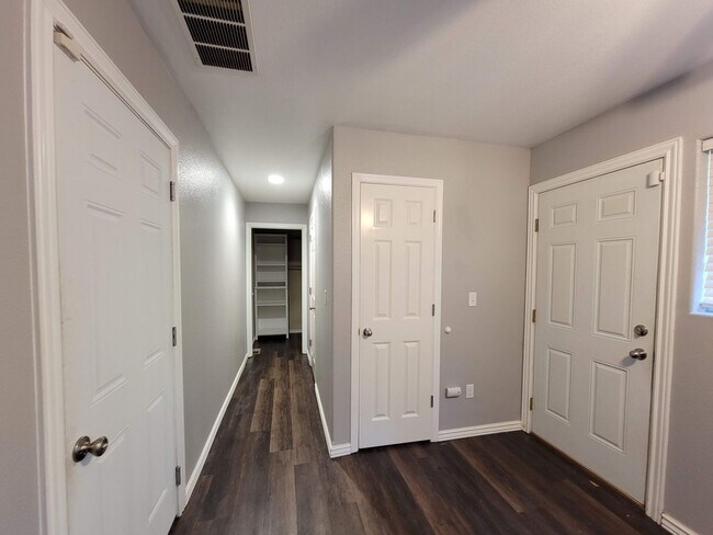 Building Photo - Spacious and Beautiful 4 bedroom in conven...