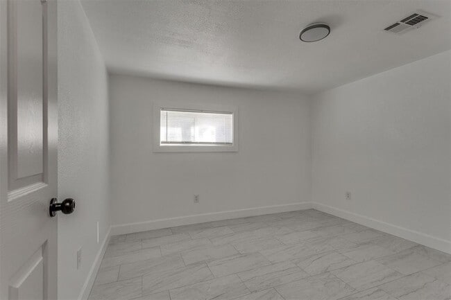 Building Photo - 2421 NW 18th St