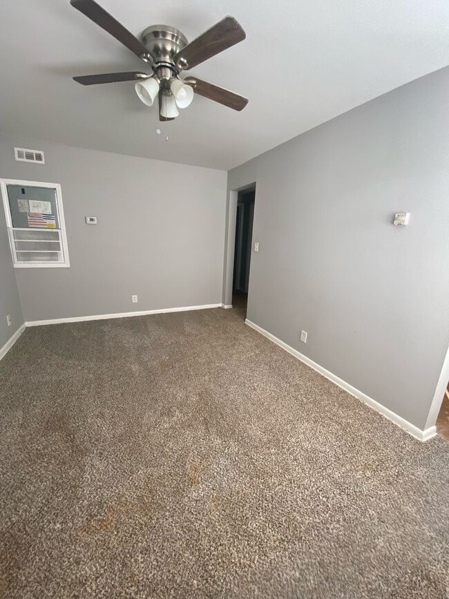 Building Photo - Newly Available 2 Bedroom/1 Bathroom(EAST ...