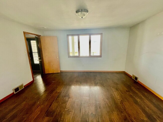 Building Photo - Coraopolis 3 Bedroom, 2 Bath House with De...