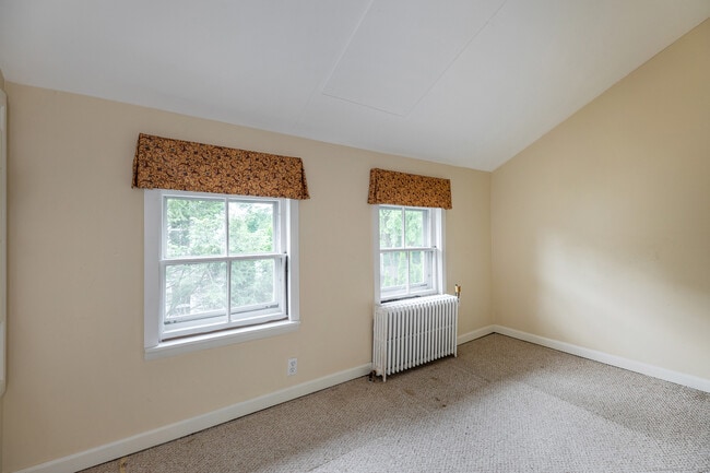 Building Photo - 44 Meadow St