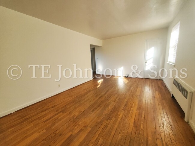 Building Photo - Spacious 2 Bedroom Condo