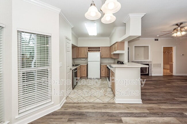 Building Photo - 700 Daniel Ellis Dr