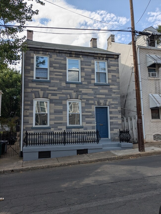 Building Photo - 535 Saint Joseph St