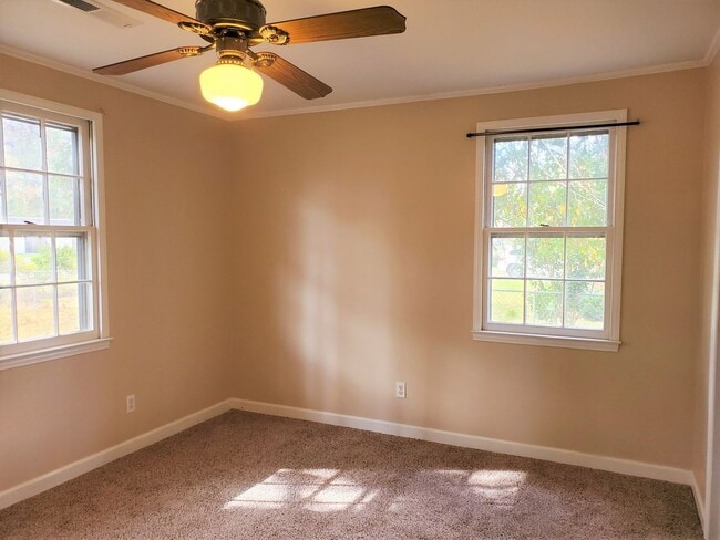 Building Photo - Charming Home With Great Yard