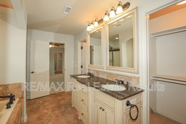 Building Photo - 3607 SW Birchton Ave