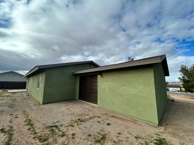 Building Photo - 3-bedroom 2 bath Home with Central AC - Fully Furnished