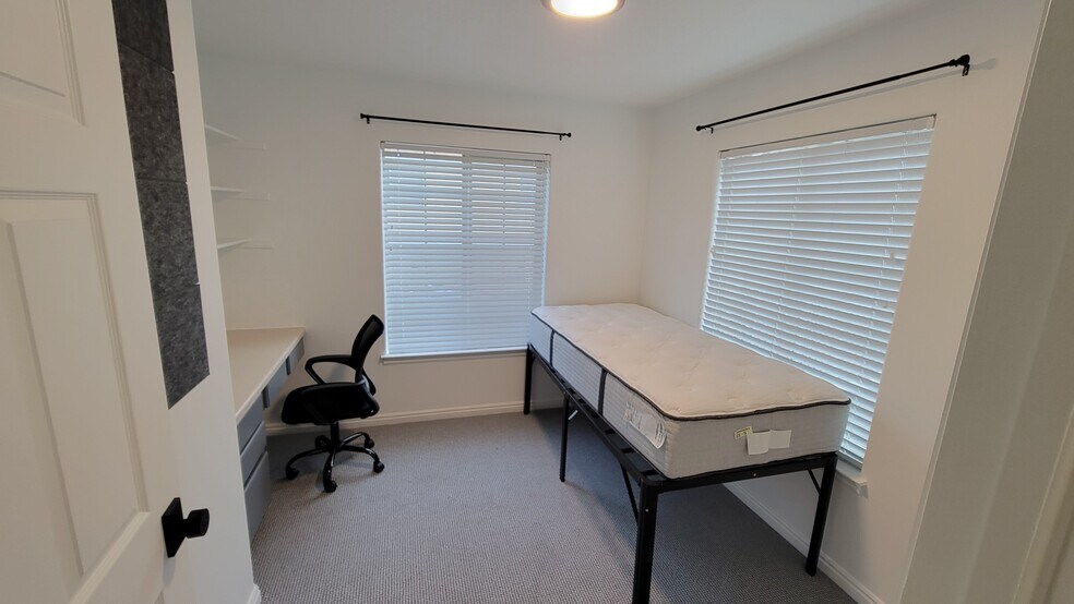 Building Photo - 591 N University Ave