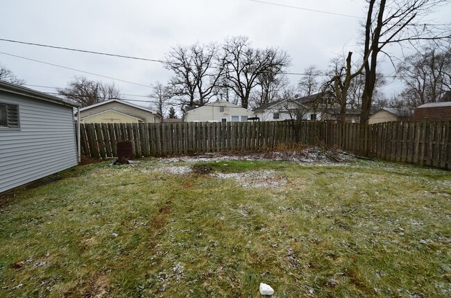 Building Photo - 23247 W N Lakewood Ln