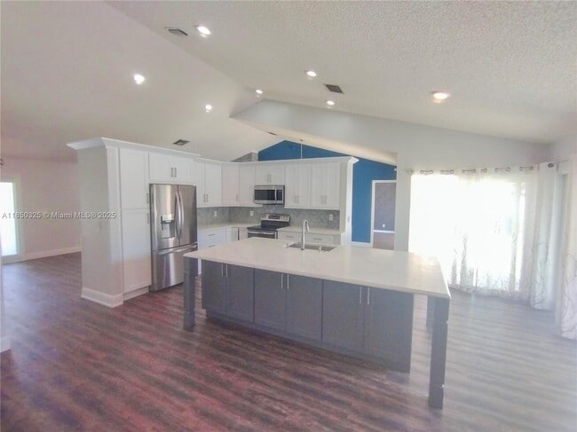 Building Photo - 5780 Sun Pointe Cir