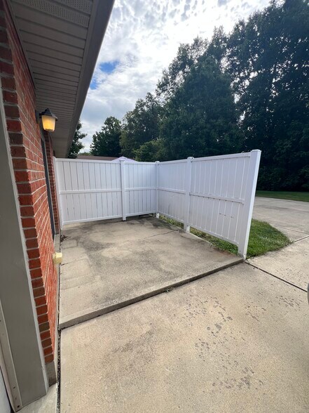 Building Photo - 1280 Sequoia Ct