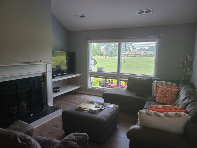 Building Photo - Beautiful 2 bedroom 2 bath unfurnished Townhome - Olde Point Golf Course - Hampstead