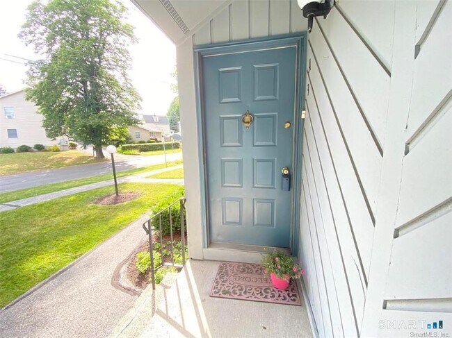 Building Photo - 19 Somers St