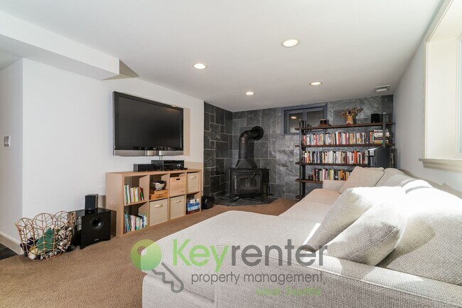 Building Photo - Your West Seattle Retreat – Hot Tub, Firep...