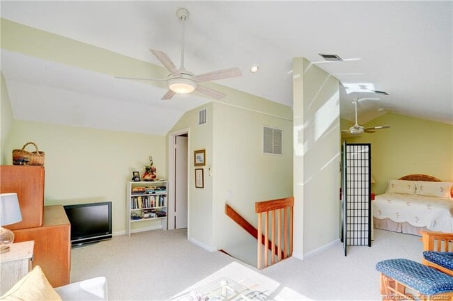 Building Photo - 233 NE Edgewater Dr