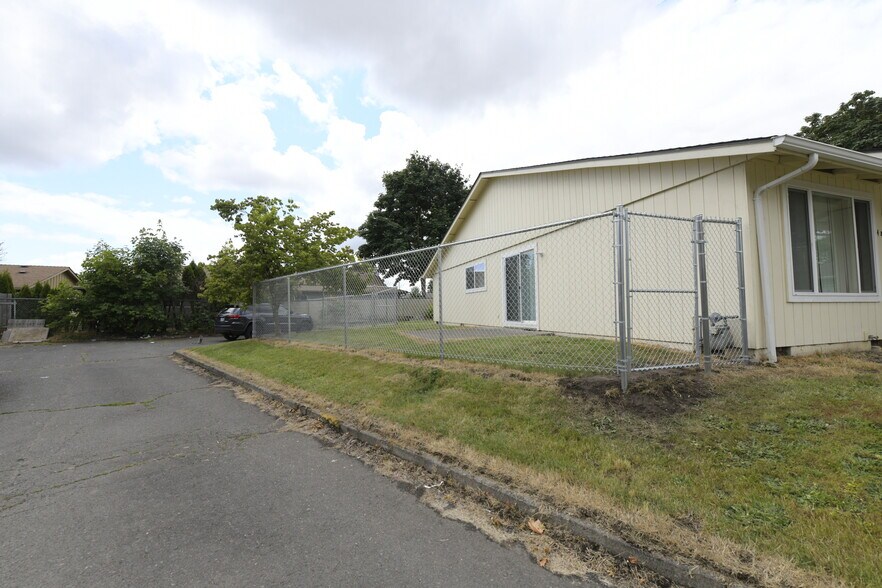 Building Photo - 4898 Chinook Ct SE