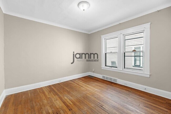 Building Photo - 1695 Glenmont Lower