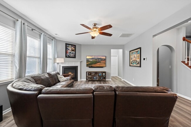 Building Photo - Stunning Apex Home with First-Floor Privat...