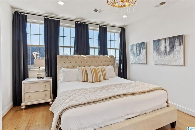 Building Photo - Luxurious 3-Bed Townhouse on Red Mountain