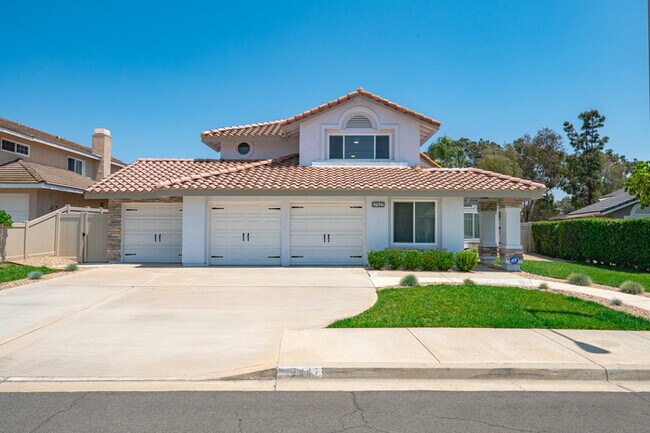 Building Photo - Luxe Spacious Home Near Parks Fully Equipped