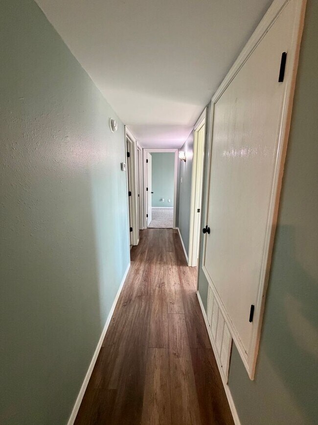 Building Photo - 904 Hillside Dr