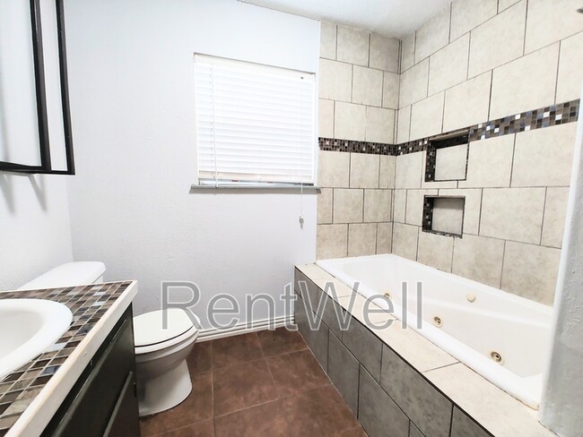 Building Photo - 3016 1st St
