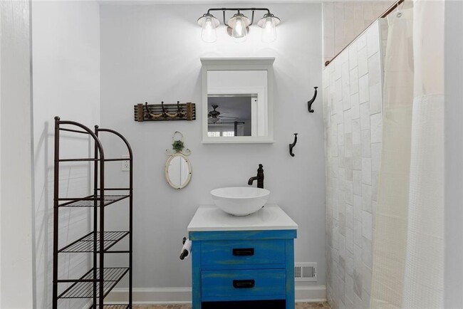 Building Photo - 302 Hascall Rd NW