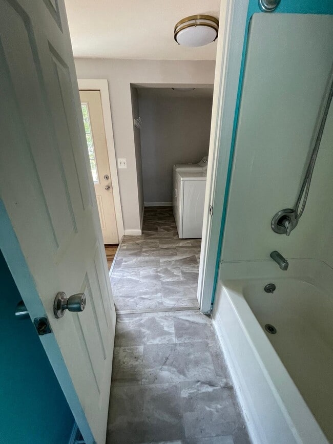 Building Photo - 71 Hickok St