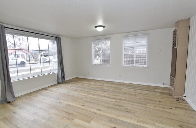 Building Photo - 812 S Washington Ave